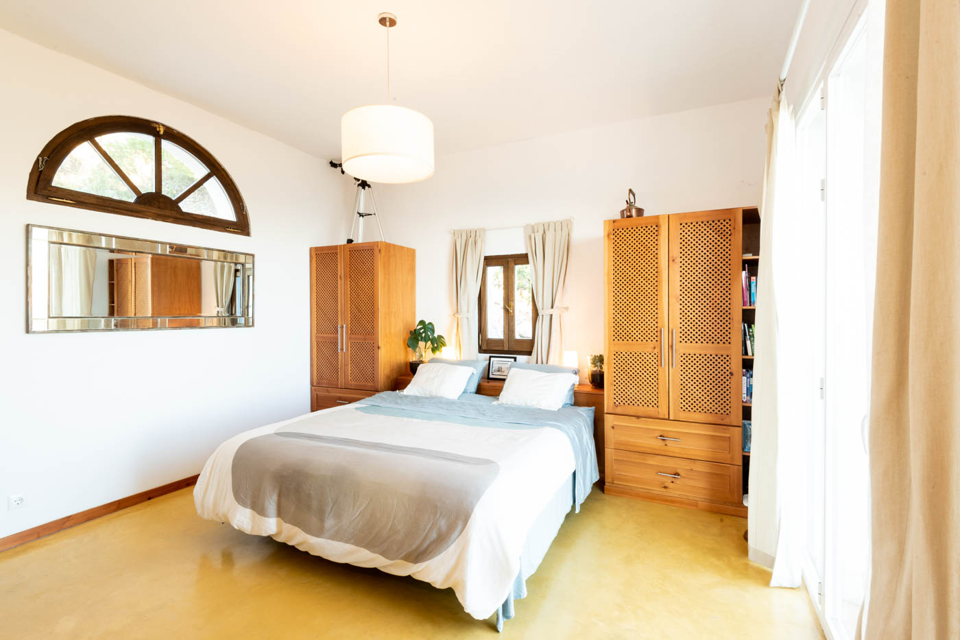 Dormitorio en planta baja con puertas a terrazas